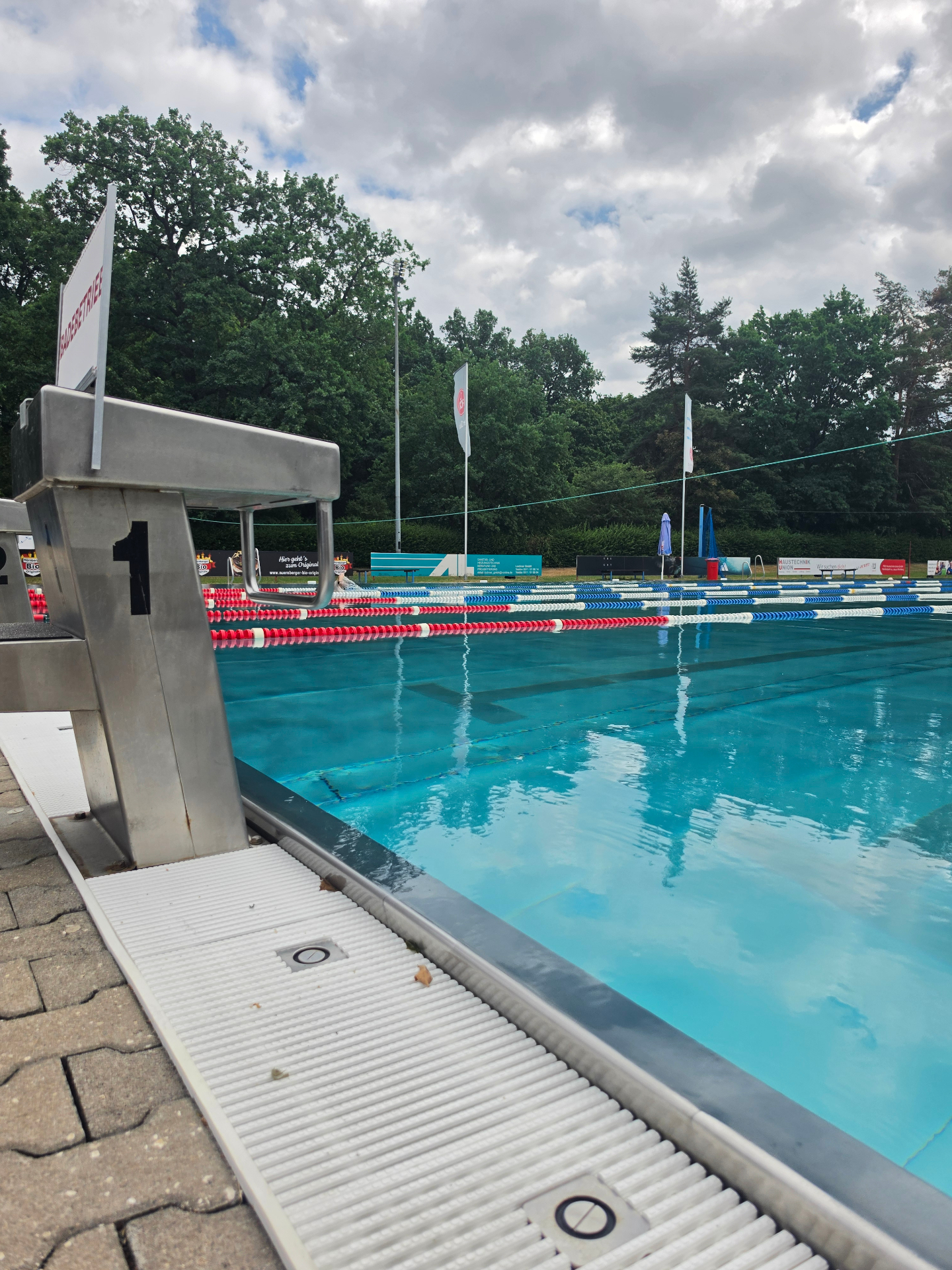 Startblock 1 am 50-Meter-Sportbecken im Clubbad Nürnberg mit türkisblauem Wasser und Bahnenmarkierungen