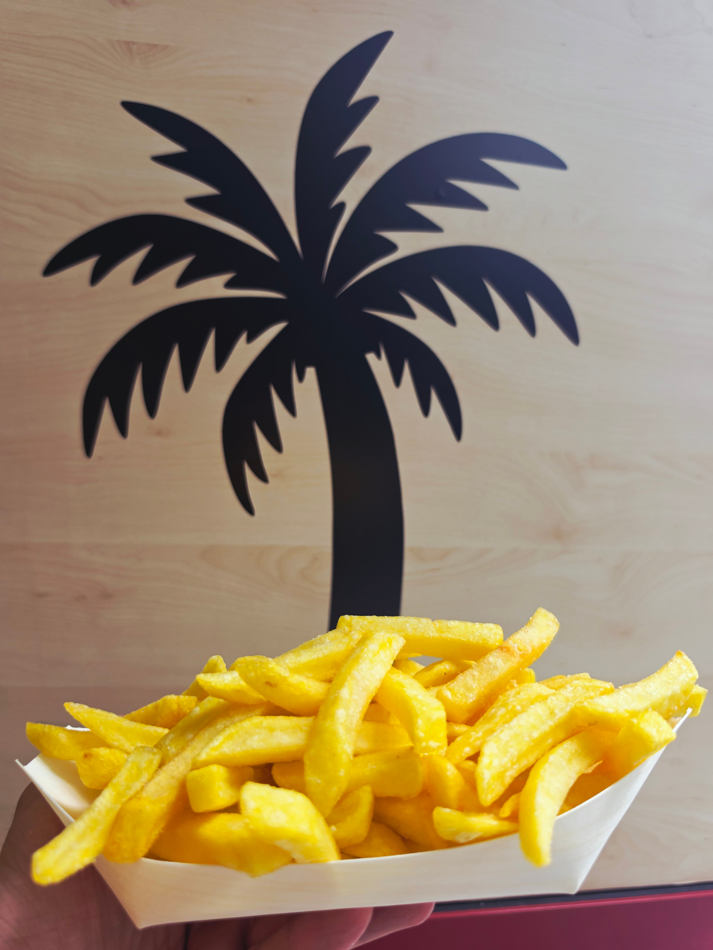 Pommes vor Palmen-Silhouette